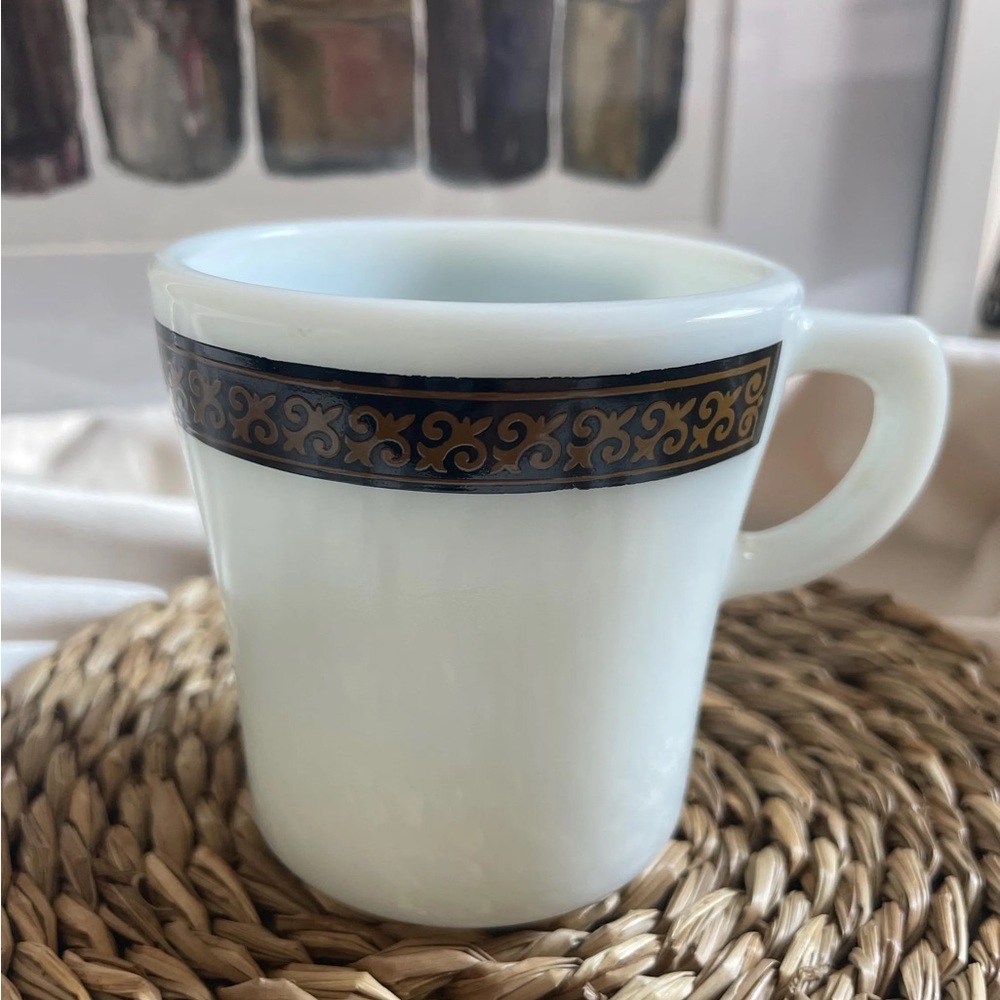 PYREX 718, fleur de Lys, 4 milk glass’s BLACK EBONY Design 1960s